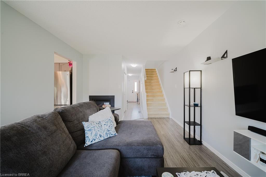 431-431 Springbank Avenue N, Woodstock, ON - Indoor Photo Showing Living Room