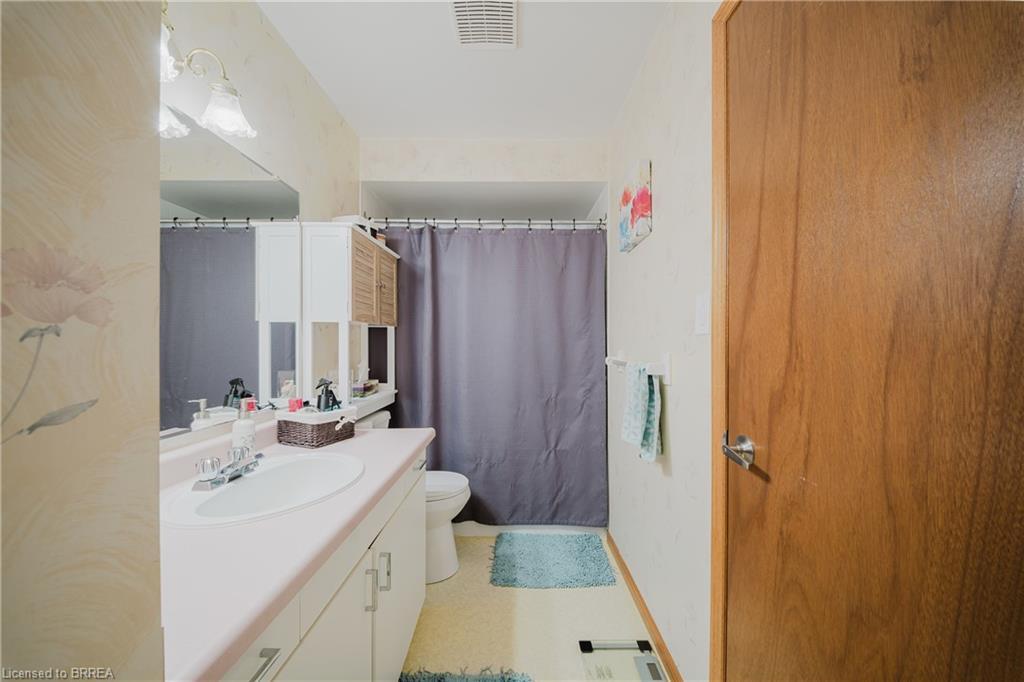 431-431 Springbank Avenue N, Woodstock, ON - Indoor Photo Showing Bathroom