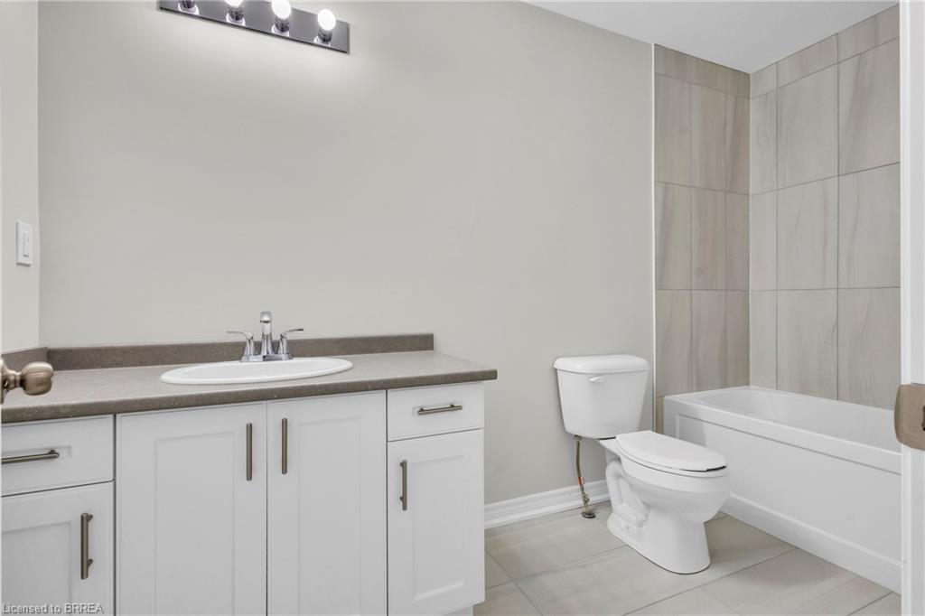165 Grove Street, Simcoe, ON - Indoor Photo Showing Bathroom