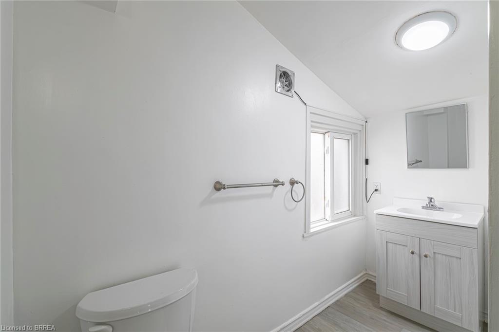 89 Maitland Street, Brantford, ON - Indoor Photo Showing Bathroom
