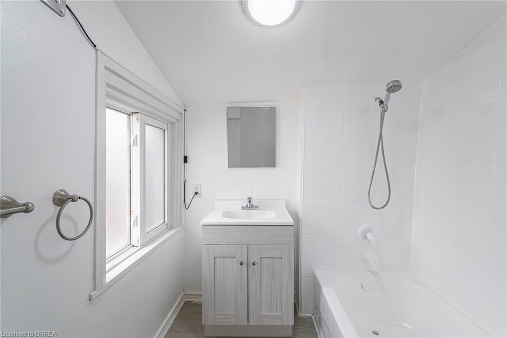 89 Maitland Street, Brantford, ON - Indoor Photo Showing Bathroom