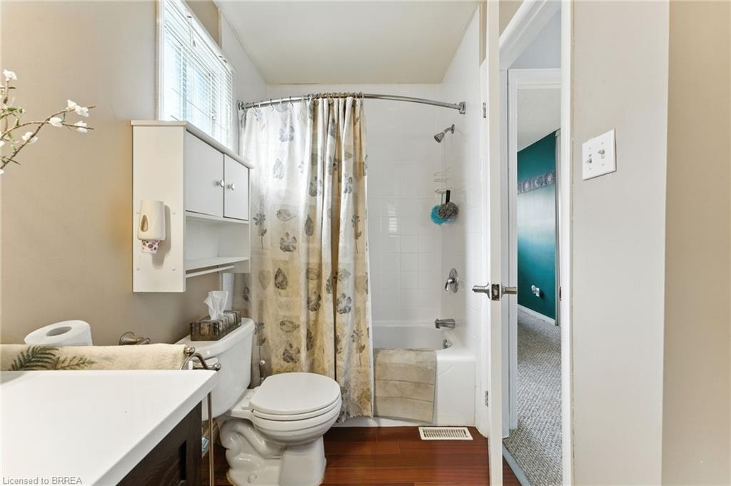 21 D'Aubigny Road, Brantford, ON - Indoor Photo Showing Bathroom