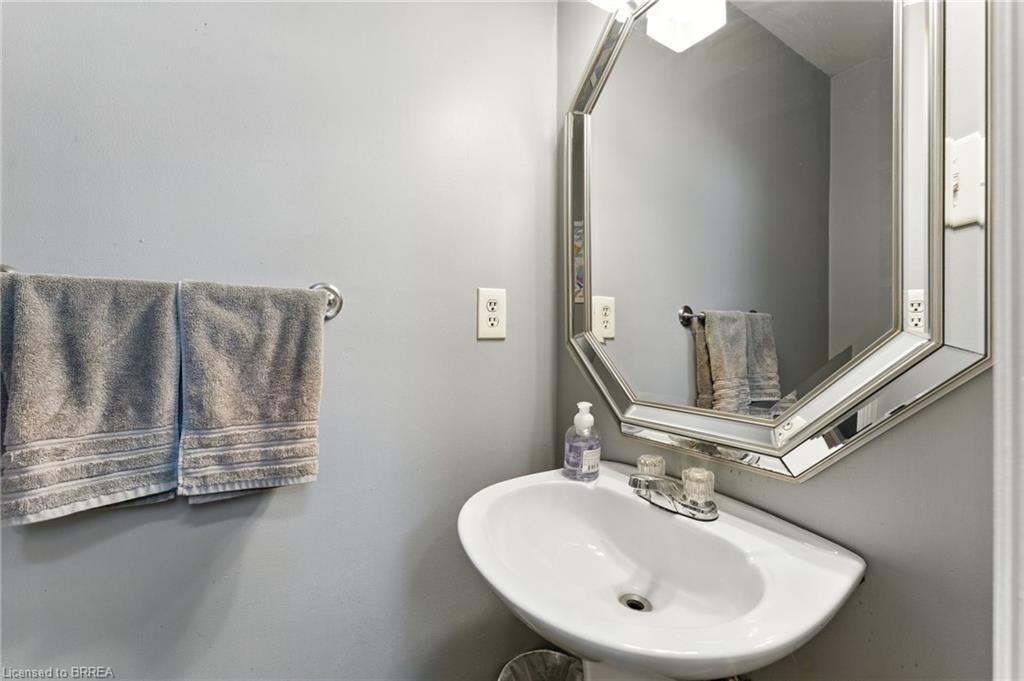 21 D'Aubigny Road, Brantford, ON - Indoor Photo Showing Bathroom