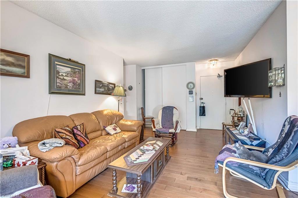 507-1964 Main Street W, Hamilton, ON - Indoor Photo Showing Living Room