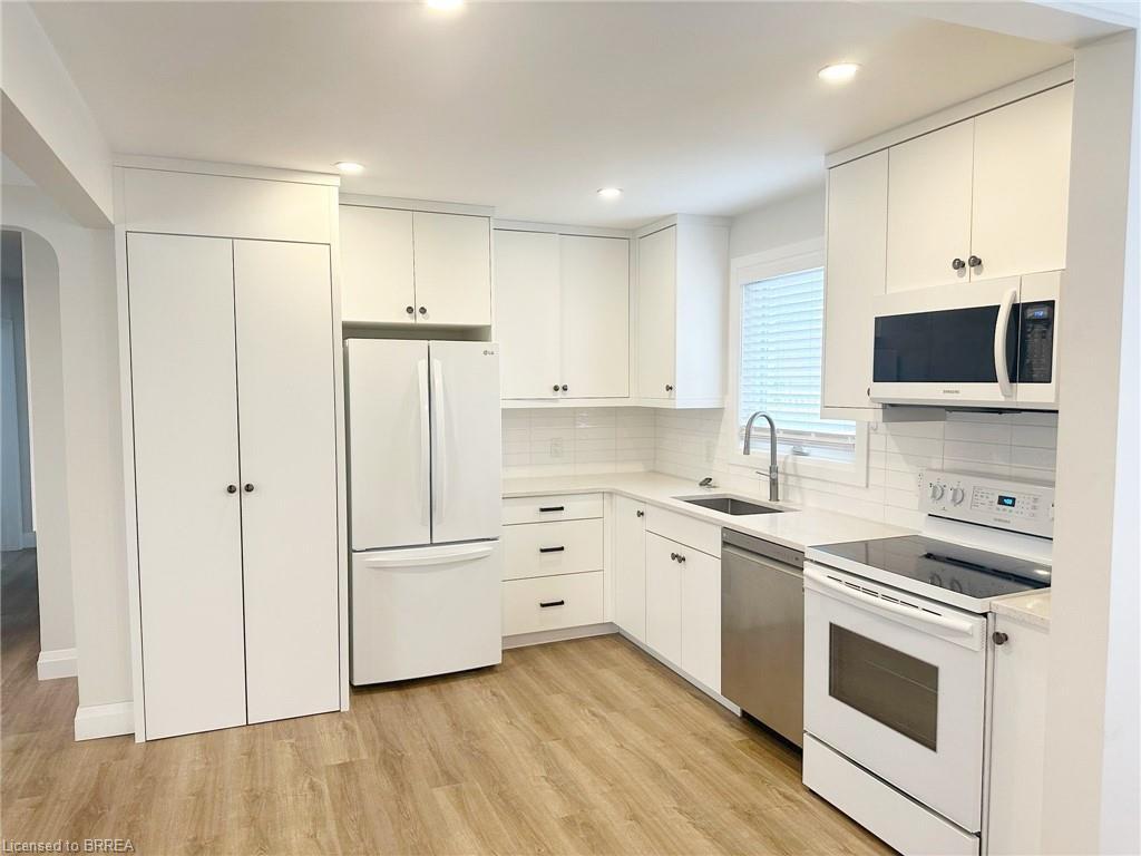 75 Henderson Avenue, Brantford, ON - Indoor Photo Showing Kitchen