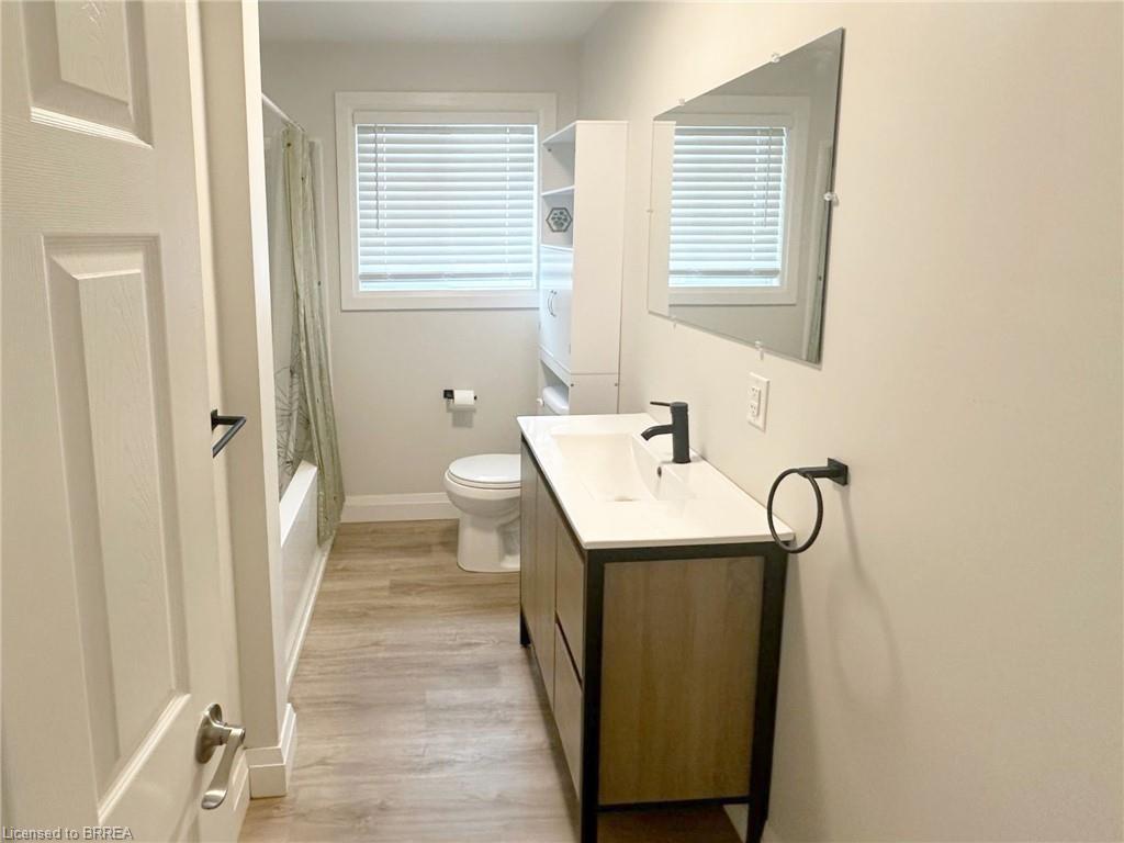 75 Henderson Avenue, Brantford, ON - Indoor Photo Showing Bathroom
