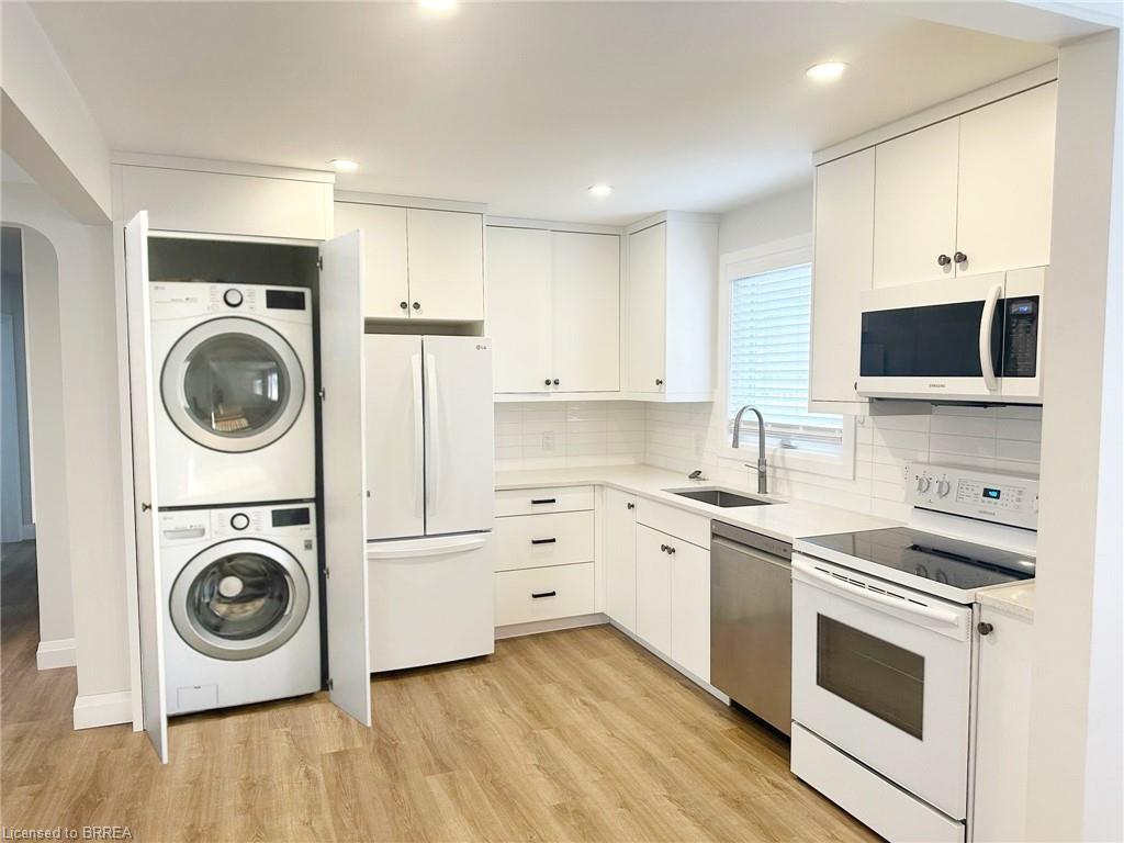 75 Henderson Avenue, Brantford, ON - Indoor Photo Showing Laundry Room