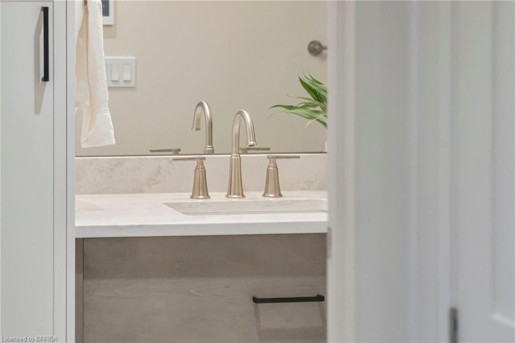 202-7 Grand River Street N, Paris, ON - Indoor