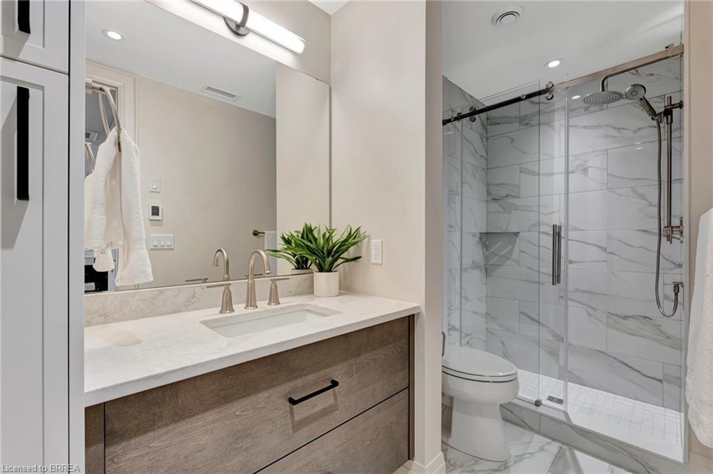 202-7 Grand River Street N, Paris, ON - Indoor Photo Showing Bathroom