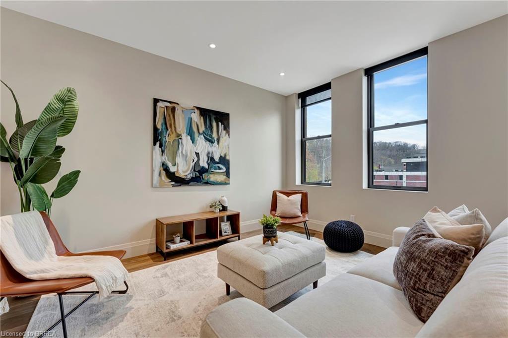 202-7 Grand River Street N, Paris, ON - Indoor