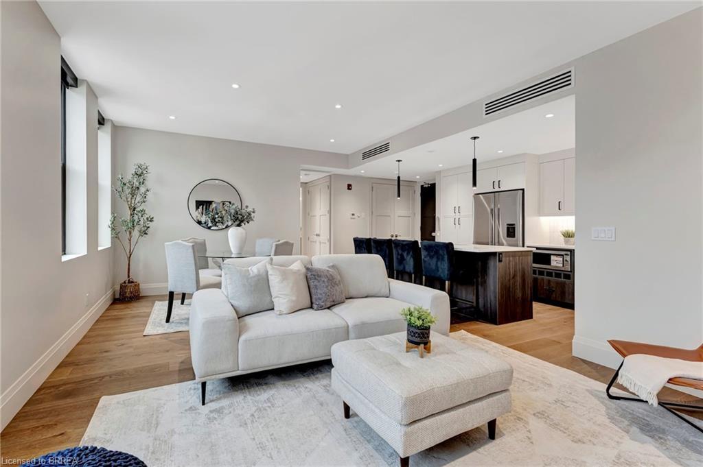 202-7 Grand River Street N, Paris, ON - Indoor Photo Showing Living Room