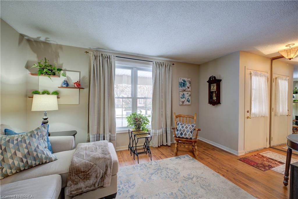 9 Max Webster Road, Brantford, ON - Indoor Photo Showing Living Room