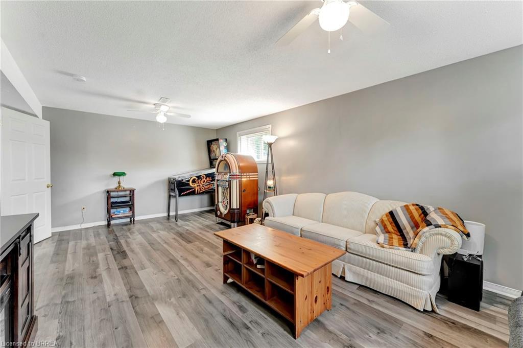 1565 Old Brock Street, Vittoria, ON - Indoor Photo Showing Living Room