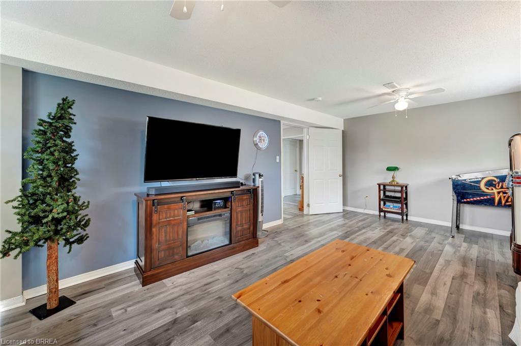 1565 Old Brock Street, Vittoria, ON - Indoor Photo Showing Living Room