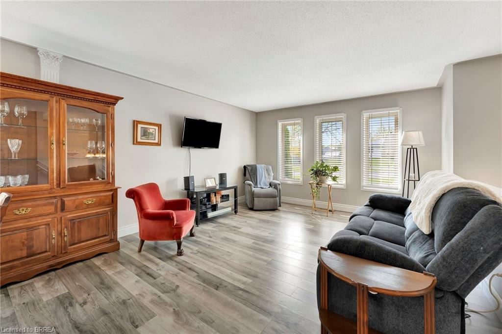 1565 Old Brock Street, Vittoria, ON - Indoor Photo Showing Living Room