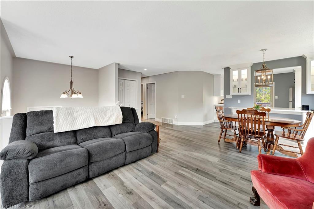 1565 Old Brock Street, Vittoria, ON - Indoor Photo Showing Living Room