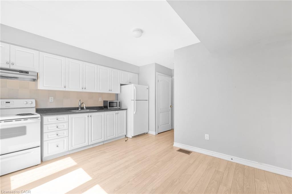 21 Kayak Heights, Brampton, ON - Indoor Photo Showing Kitchen