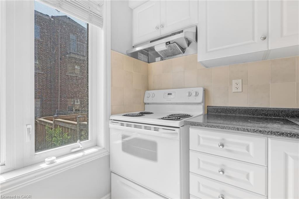 21 Kayak Heights, Brampton, ON - Indoor Photo Showing Kitchen