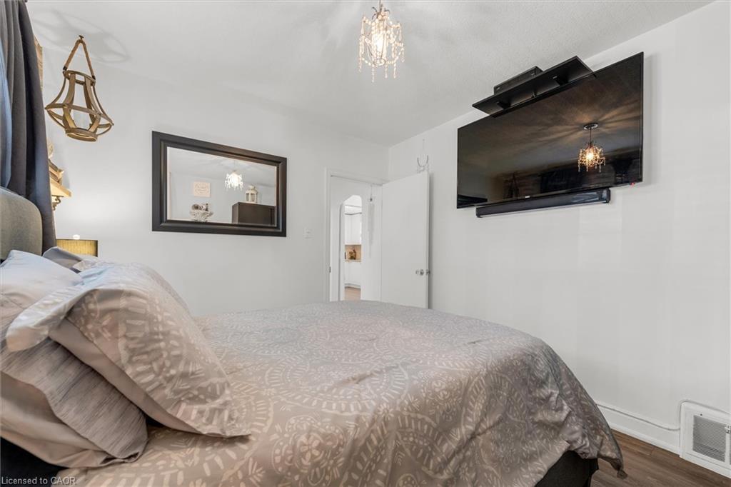 97 Bell Avenue, Hamilton, ON - Indoor Photo Showing Bedroom
