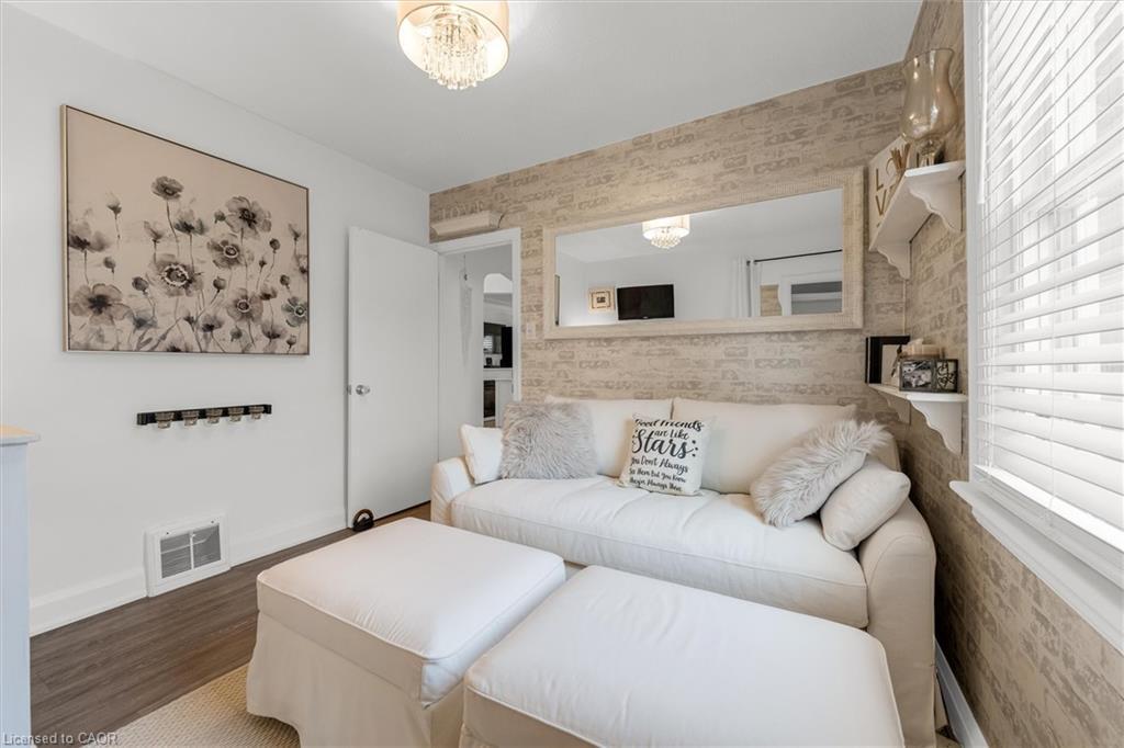 97 Bell Avenue, Hamilton, ON - Indoor Photo Showing Living Room