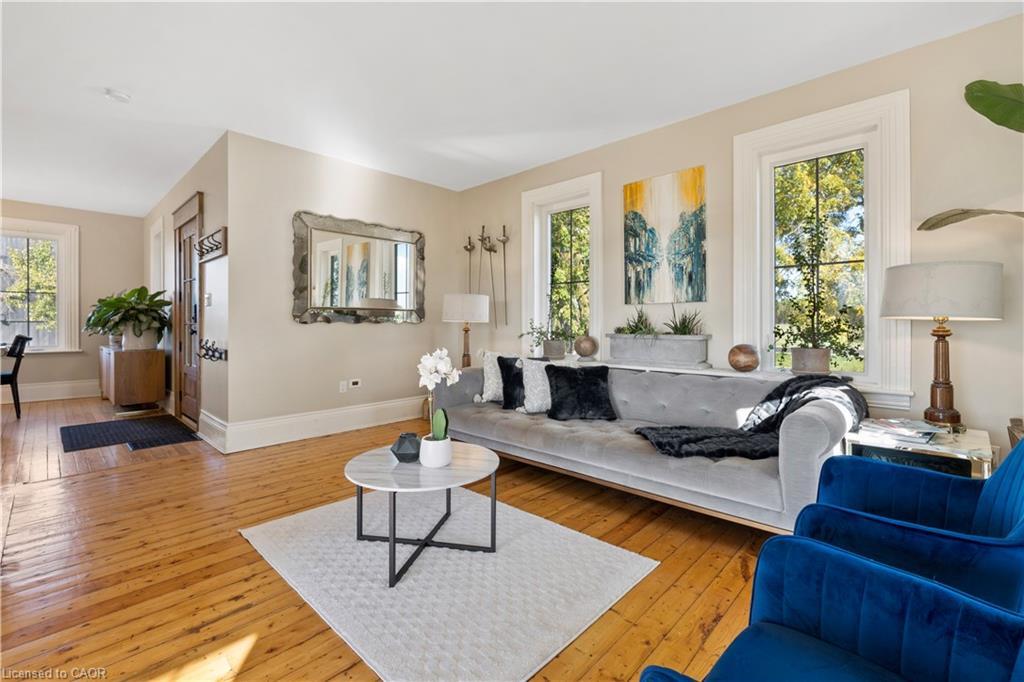 110 Cream Street, Fenwick, ON - Indoor Photo Showing Living Room