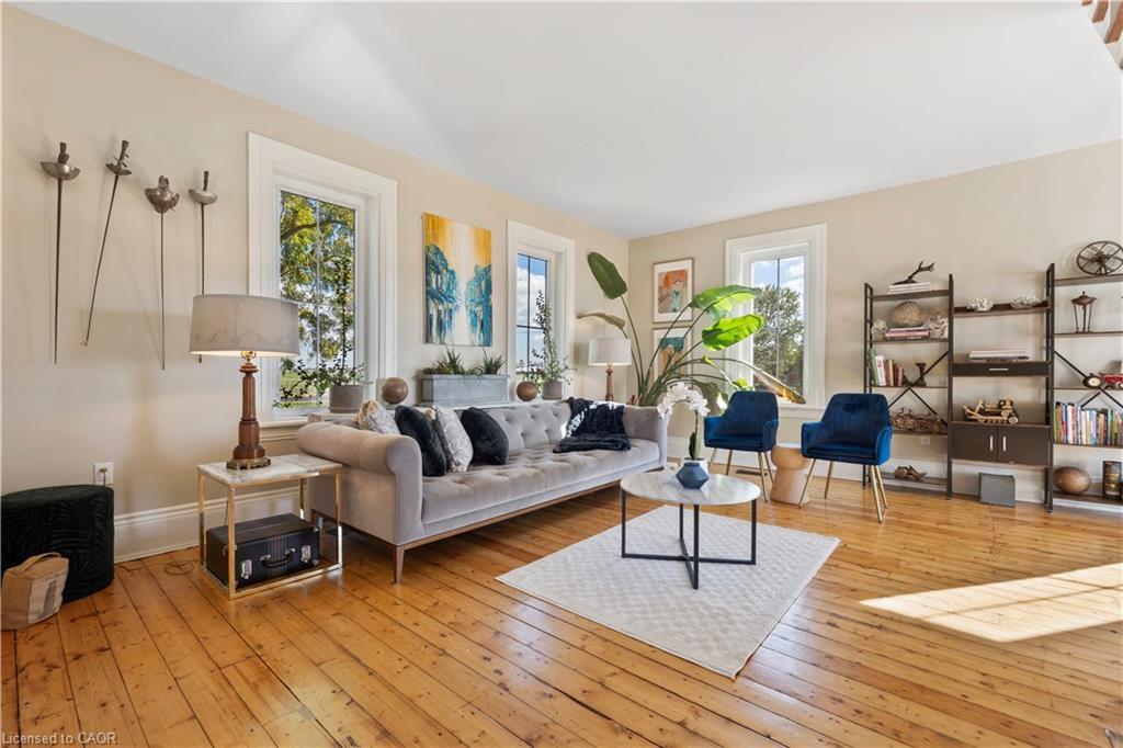 110 Cream Street, Fenwick, ON - Indoor Photo Showing Living Room