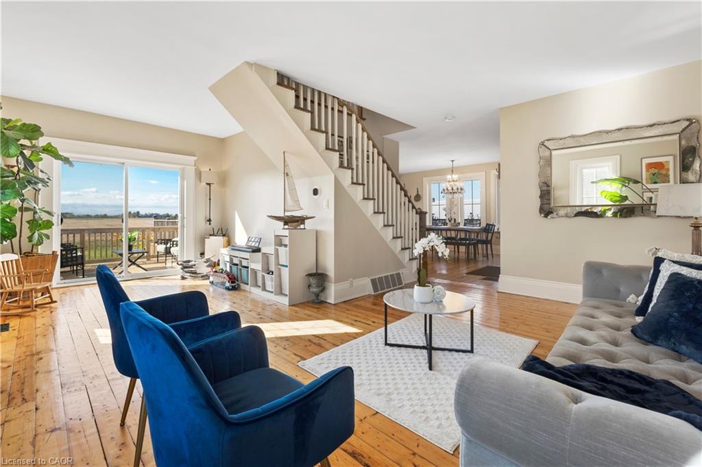 110 Cream Street, Fenwick, ON - Indoor Photo Showing Living Room