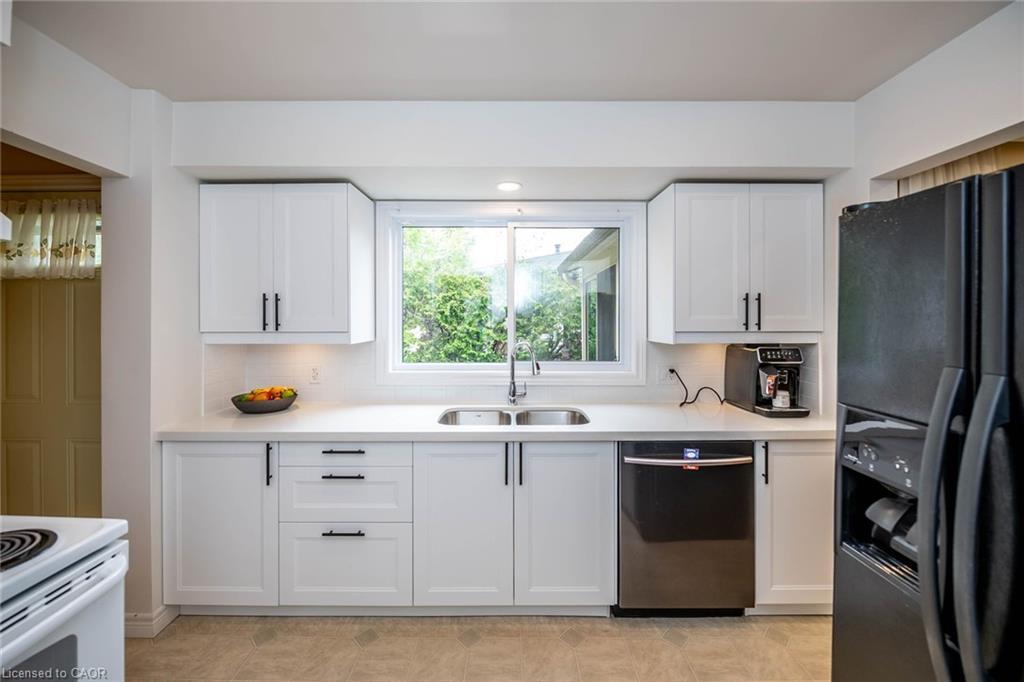 122 Forest Hill Road, Grimsby, ON - Indoor Photo Showing Kitchen With Double Sink