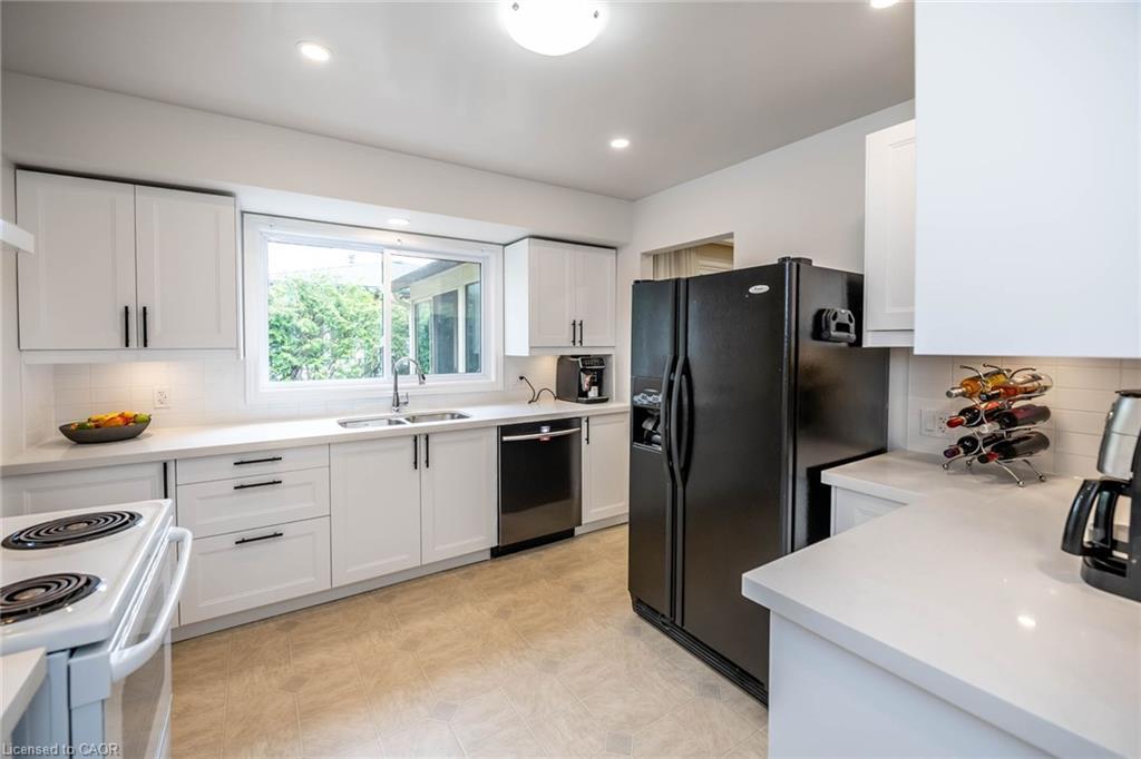 122 Forest Hill Road, Grimsby, ON - Indoor Photo Showing Kitchen With Double Sink With Upgraded Kitchen