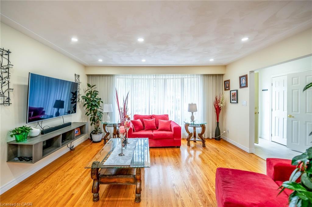 122 Forest Hill Road, Grimsby, ON - Indoor Photo Showing Living Room