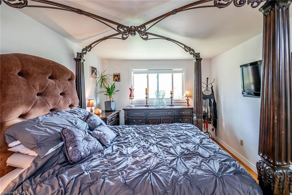 122 Forest Hill Road, Grimsby, ON - Indoor Photo Showing Bedroom