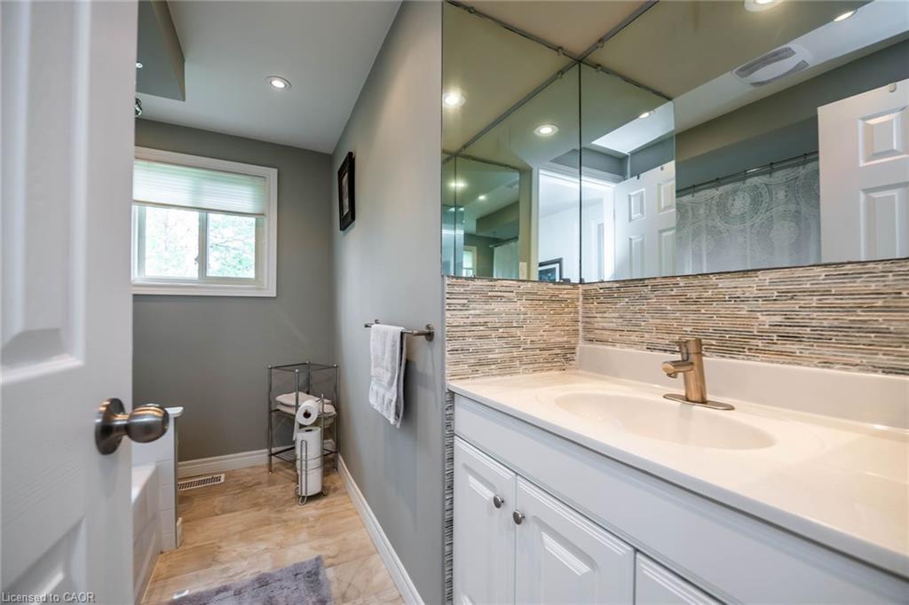 122 Forest Hill Road, Grimsby, ON - Indoor Photo Showing Bathroom