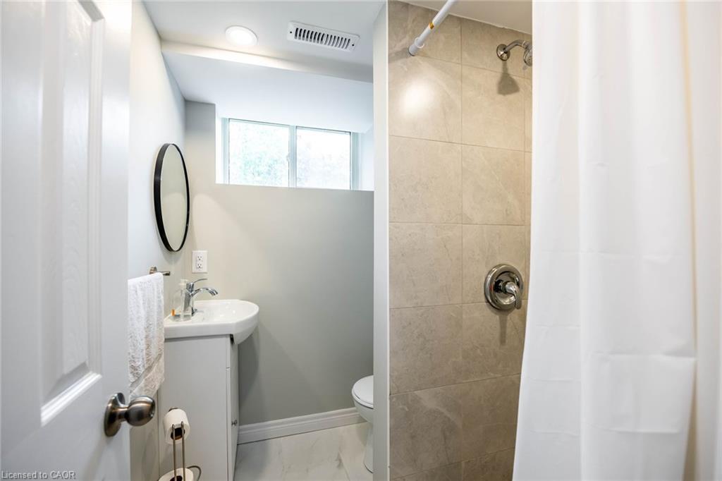 122 Forest Hill Road, Grimsby, ON - Indoor Photo Showing Bathroom