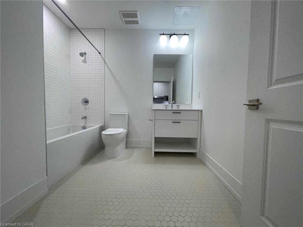 206-206 King Street W, Hamilton, ON - Indoor Photo Showing Bathroom