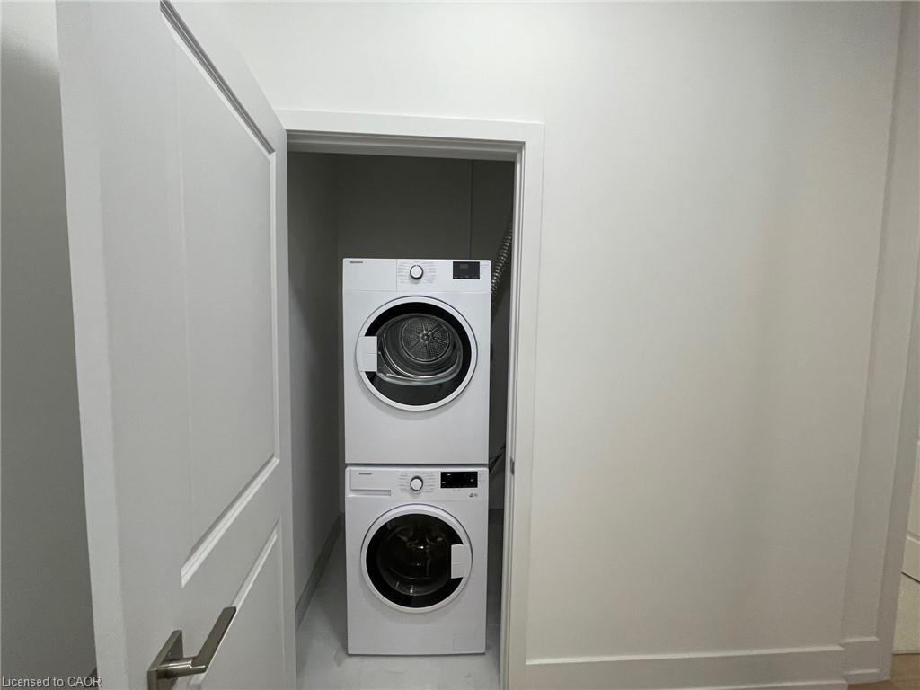 206-206 King Street W, Hamilton, ON - Indoor Photo Showing Laundry Room