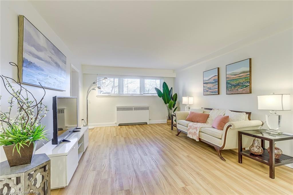 1-288 Reynolds Street, Oakville, ON - Indoor Photo Showing Living Room
