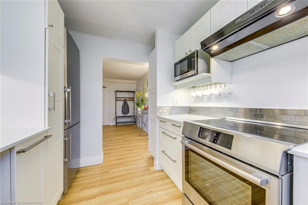 1-288 Reynolds Street, Oakville, ON - Indoor Photo Showing Kitchen