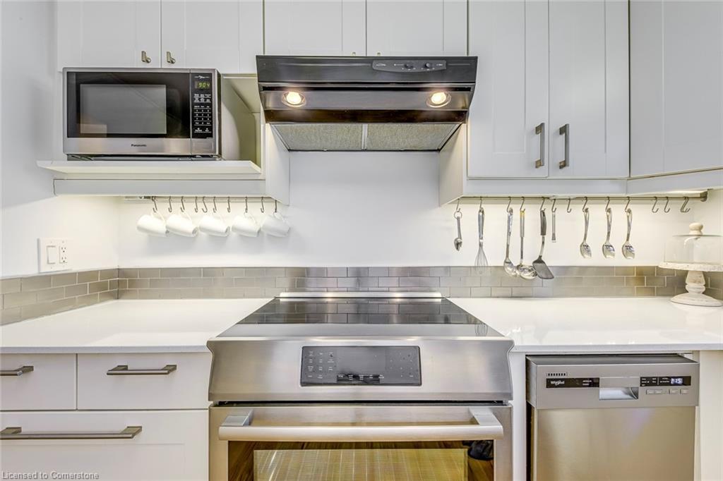 1-288 Reynolds Street, Oakville, ON - Indoor Photo Showing Kitchen With Upgraded Kitchen