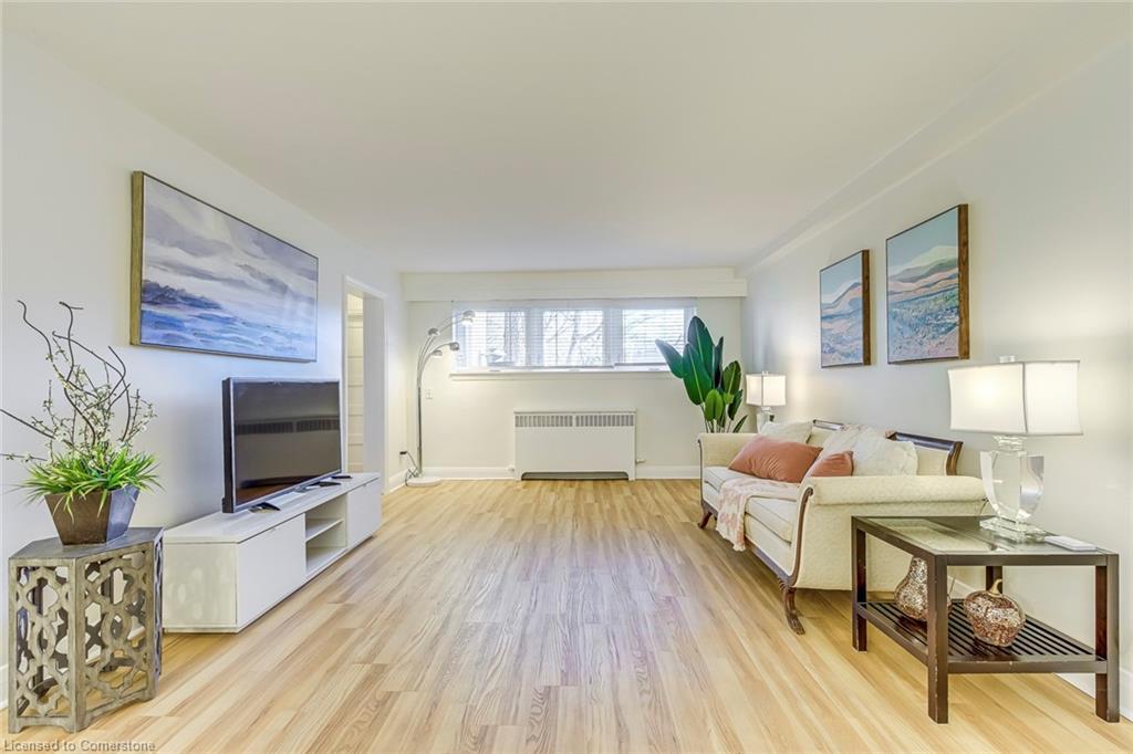 1-288 Reynolds Street, Oakville, ON - Indoor Photo Showing Living Room