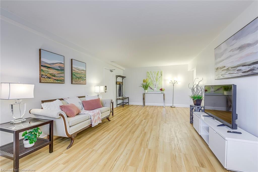 1-288 Reynolds Street, Oakville, ON - Indoor Photo Showing Living Room