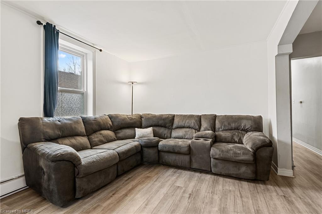 207 Beaver Street, Thorold, ON - Indoor Photo Showing Living Room