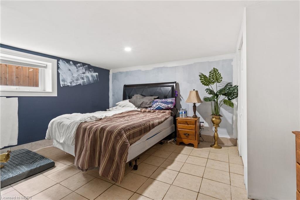 207 Beaver Street, Thorold, ON - Indoor Photo Showing Bedroom