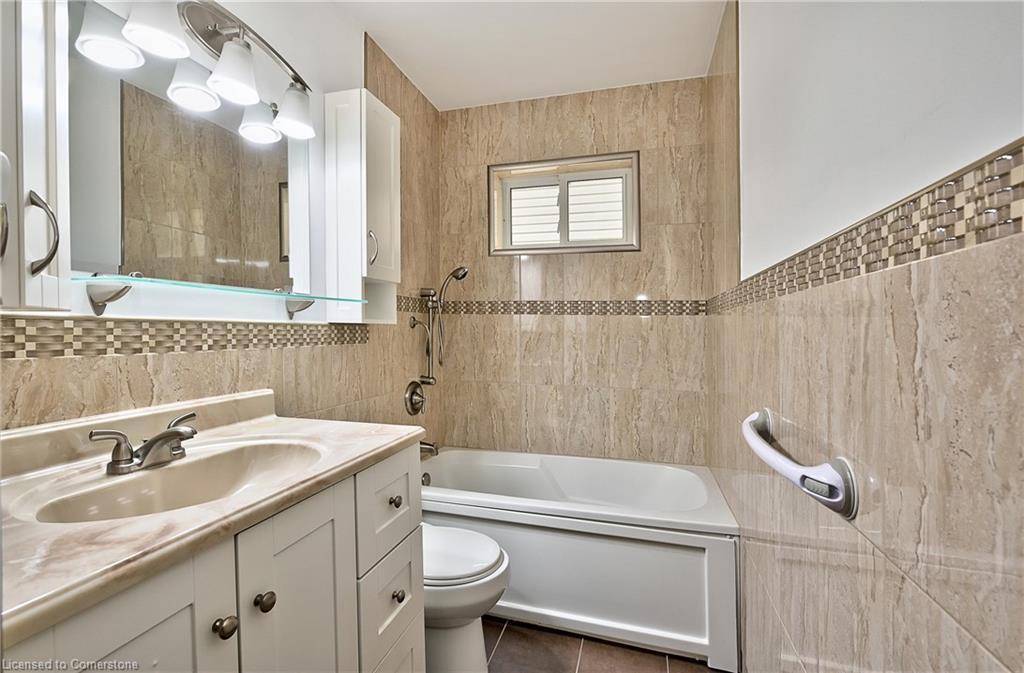 1476 Barton Street E, Hamilton, ON - Indoor Photo Showing Bathroom