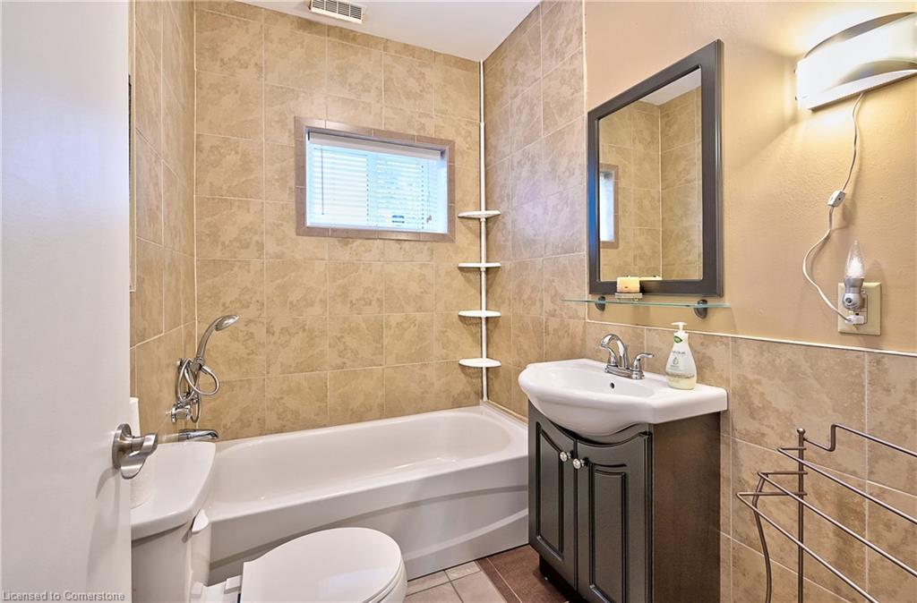 1476 Barton Street E, Hamilton, ON - Indoor Photo Showing Bathroom