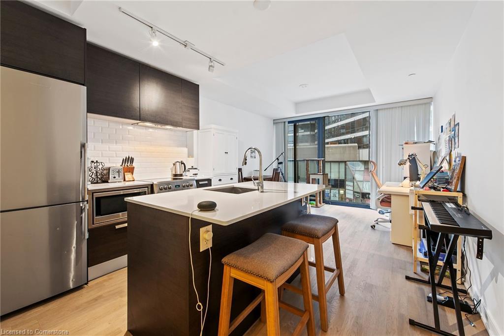 206-57 St Joseph Street, Toronto, ON - Indoor Photo Showing Kitchen With Upgraded Kitchen
