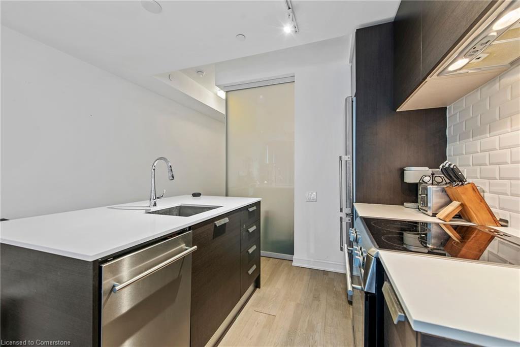206-57 St Joseph Street, Toronto, ON - Indoor Photo Showing Kitchen