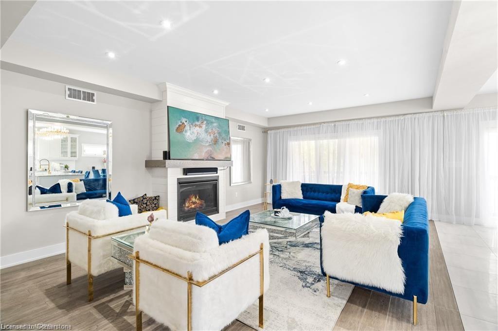 263 Memorial Park Drive, Welland, ON - Indoor Photo Showing Living Room With Fireplace