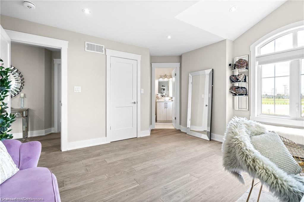 263 Memorial Park Drive, Welland, ON - Indoor Photo Showing Other Room