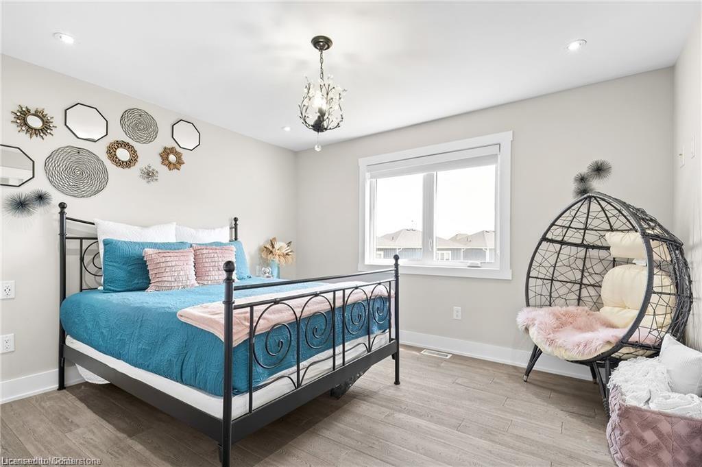 263 Memorial Park Drive, Welland, ON - Indoor Photo Showing Bedroom