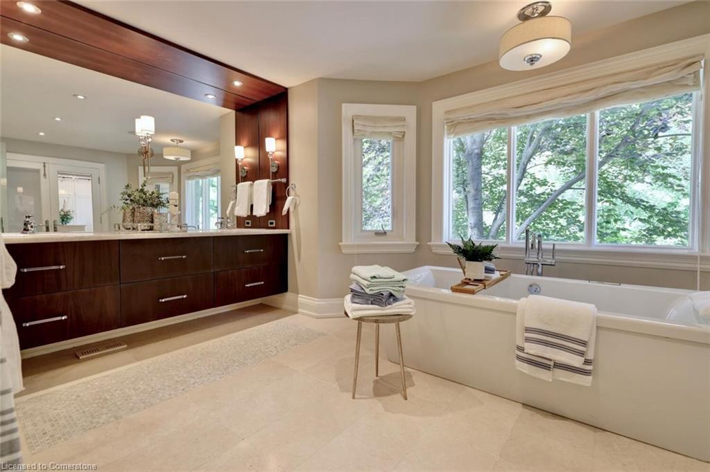 4038 Lakeshore Road, Burlington, ON - Indoor